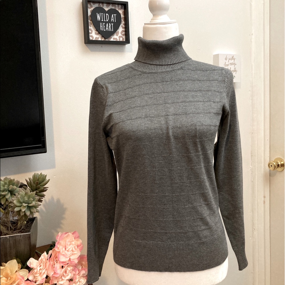 RETROLOGY Sweater Size S Women’s Tops Turtleneck Gray